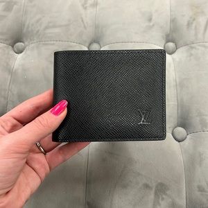 ⚡️FLASH SALE⚡️ Black classic LV wallet